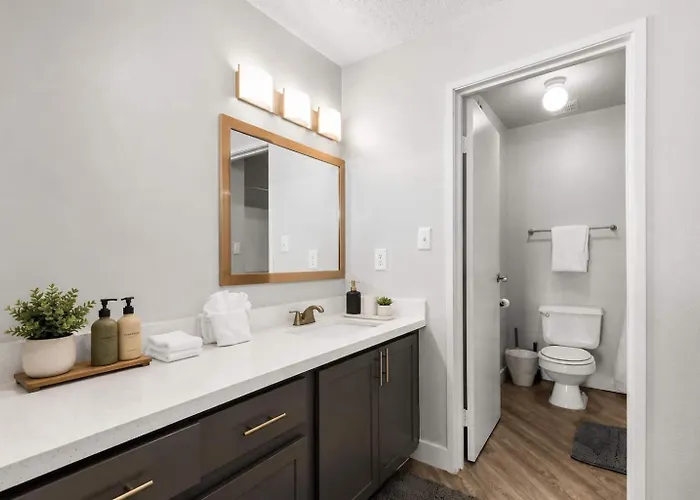 Modern Retreat Near Asu Pool Gym Pet-friendly Parking Tempe