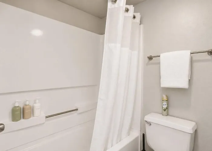 Apartment Modern Retreat Near Asu Pool Gym Pet-friendly Parking Tempe