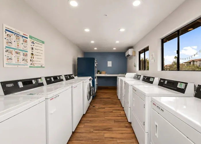 Modern Retreat Near Asu Pool Gym Pet-friendly Parking Tempe