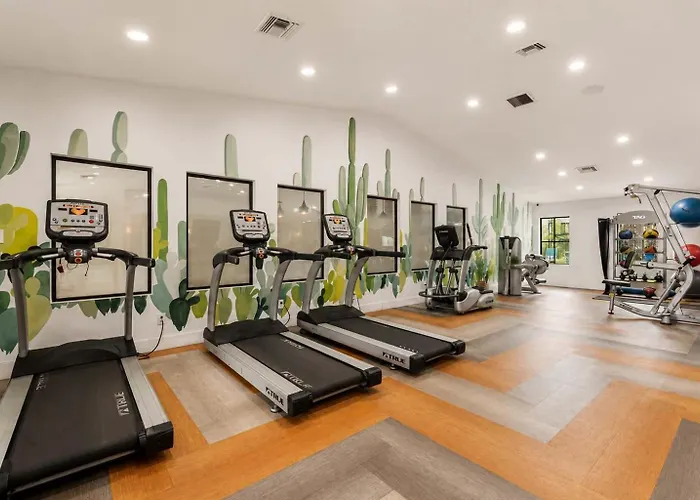 Modern Retreat Near Asu Pool Gym Pet-friendly Parking * Tempe
